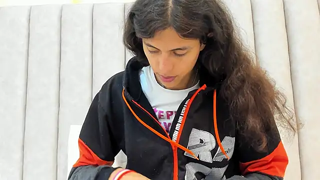 FreyaMoller online show from 02.05.25