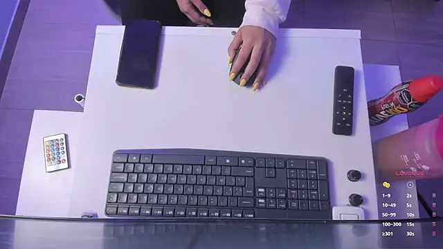 sophie alice  online show from 10.04.25