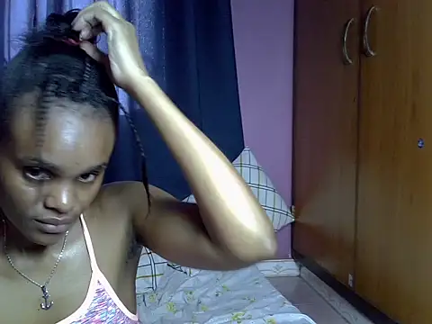 Queen petite  online show from 11.29.25