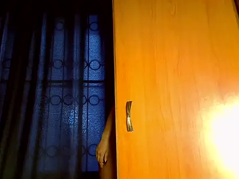 Queen petite  online show from 04.02.26