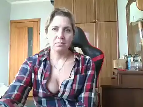 Snapshot of IrinaB1 chatting on 02.13.25 IrinaB1 online show from 02.13.25