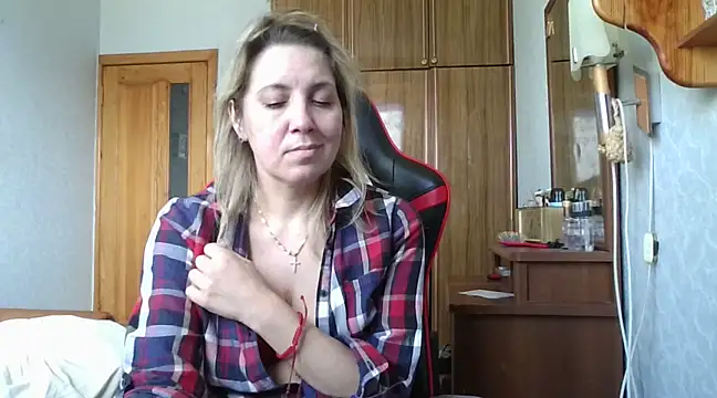 Snapshot of IrinaB1 chatting on 02.16.25 IrinaB1 online show from 02.16.25