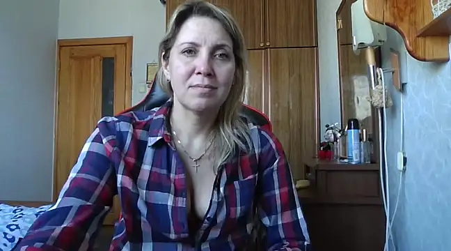 Snapshot of IrinaB1 chatting on 02.19.25 IrinaB1 online show from 02.19.25