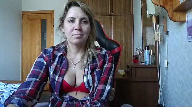 Snapshot of IrinaB1 chatting on 02.19.25 IrinaB1 online show from 02.19.25