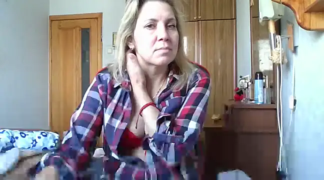 Snapshot of IrinaB1 chatting on 02.20.25 IrinaB1 online show from 02.20.25