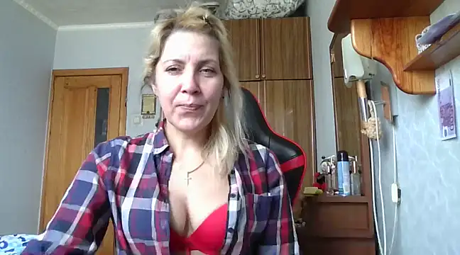 Snapshot of IrinaB1 chatting on 02.22.25 IrinaB1 online show from 02.22.25