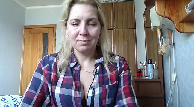 Snapshot of IrinaB1 chatting on 02.22.25 IrinaB1 online show from 02.22.25