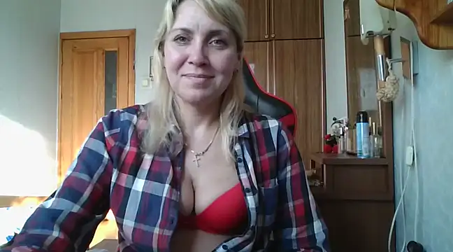 Snapshot of IrinaB1 chatting on 02.23.25 IrinaB1 online show from 02.23.25