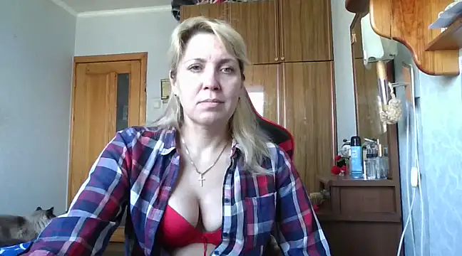 Snapshot of IrinaB1 chatting on 02.28.25 IrinaB1 online show from 02.28.25