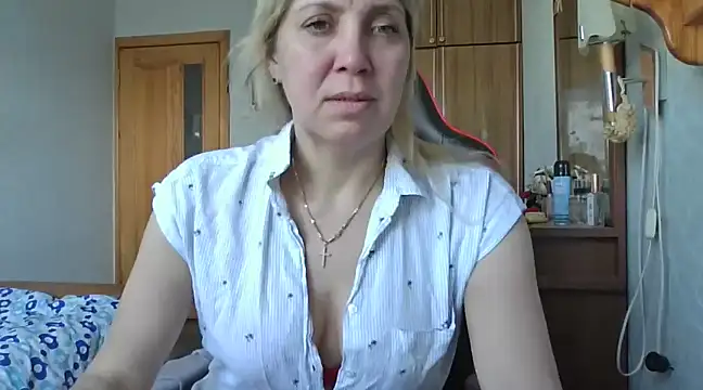 Snapshot of IrinaB1 chatting on 03.09.25 IrinaB1 online show from 03.09.25