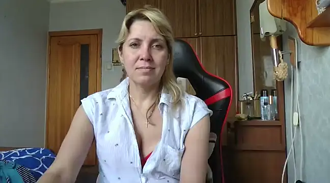 Snapshot of IrinaB1 chatting on 03.14.25 IrinaB1 online show from 03.14.25