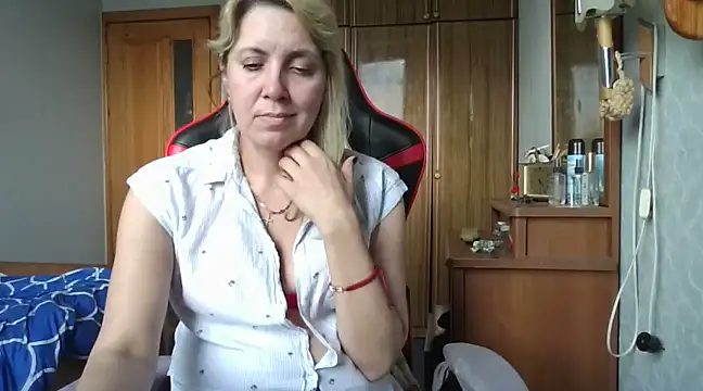 Snapshot of IrinaB1 chatting on 03.14.25 IrinaB1 online show from 03.14.25