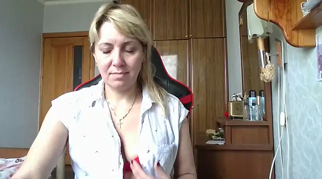 Snapshot of IrinaB1 chatting on 03.15.25 IrinaB1 online show from 03.15.25