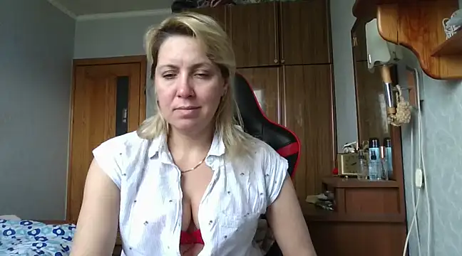 Snapshot of IrinaB1 chatting on 03.19.25 IrinaB1 online show from 03.19.25