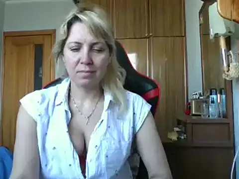 Snapshot of IrinaB1 chatting on 03.21.25 IrinaB1 online show from 03.21.25