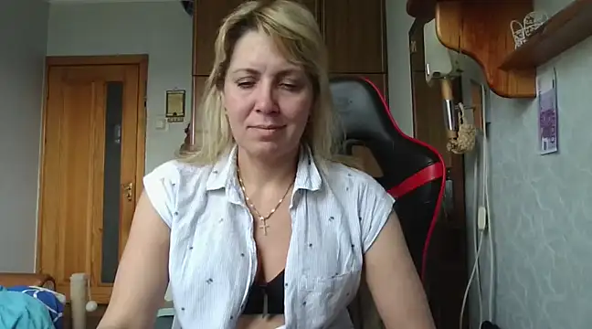 Snapshot of IrinaB1 chatting on 03.22.25 IrinaB1 online show from 03.22.25