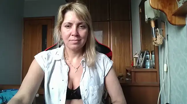 Snapshot of IrinaB1 chatting on 03.22.25 IrinaB1 online show from 03.22.25