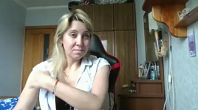 Snapshot of IrinaB1 chatting on 03.23.25 IrinaB1 online show from 03.23.25