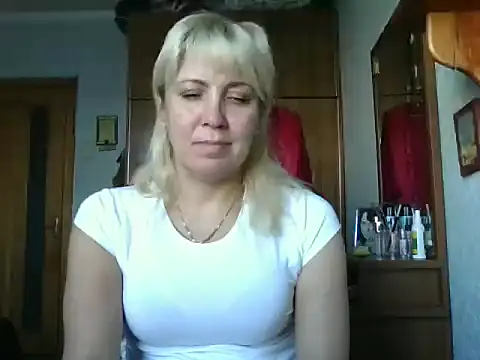 Snapshot of IrinaB1 chatting on 09.23.25 IrinaB1 online show from 09.23.25