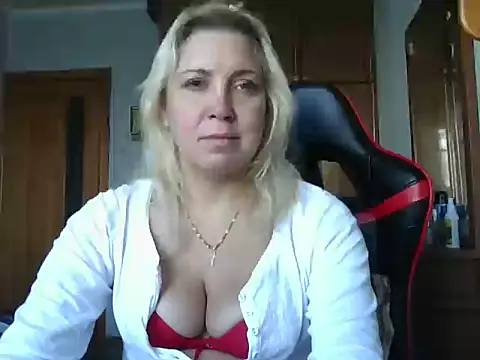 Snapshot of IrinaB1 chatting on 09.28.25 IrinaB1 online show from 09.28.25