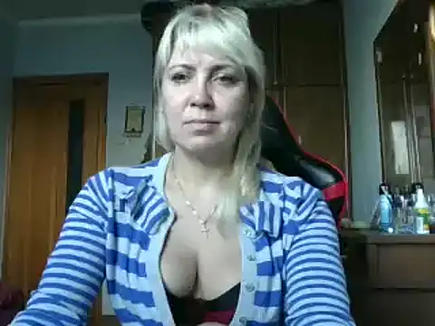 Snapshot of IrinaB1 chatting on 10.28.25 IrinaB1 online show from 10.28.25