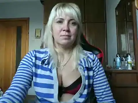 Snapshot of IrinaB1 chatting on 10.30.25 IrinaB1 online show from 10.30.25