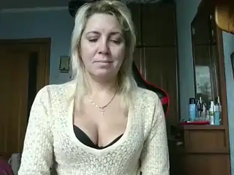 Snapshot of IrinaB1 chatting on 11.11.25 IrinaB1 online show from 11.11.25