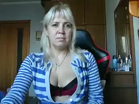 Snapshot of IrinaB1 chatting on 11.14.25 IrinaB1 online show from 11.14.25