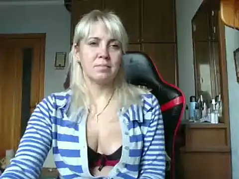 Snapshot of IrinaB1 chatting on 11.18.25 IrinaB1 online show from 11.18.25