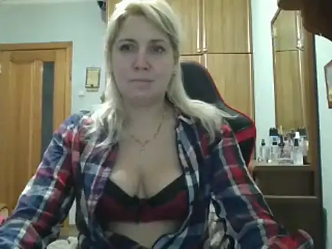 Snapshot of IrinaB1 chatting on 11.20.25 IrinaB1 online show from 11.20.25