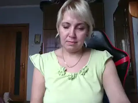 Snapshot of IrinaB1 chatting on 11.26.25 IrinaB1 online show from 11.26.25