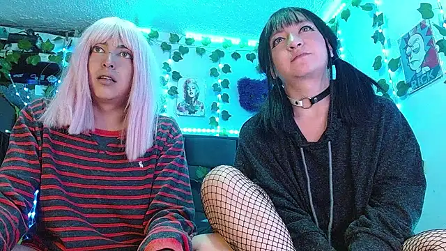 Snapshot of the_lesbian_game chatting on 01.24.25 the lesbian game online show from 01.24.25