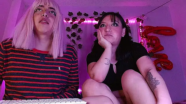 Snapshot of the_lesbian_game chatting on 02.28.25 the lesbian game online show from 02.28.25
