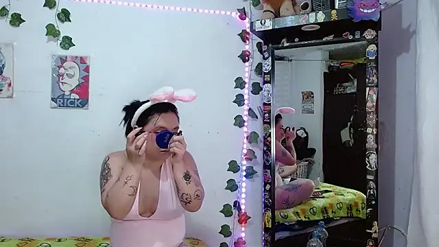 Snapshot of the_lesbian_game chatting on 10.28.25 the lesbian game online show from 10.28.25