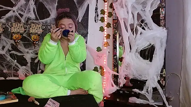 Snapshot of the_lesbian_game chatting on 11.01.25 the lesbian game online show from 11.01.25