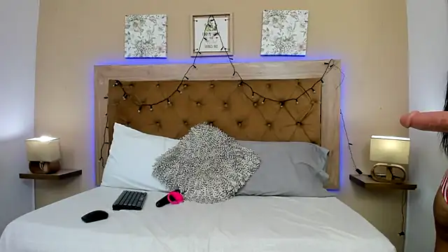 CristalLoren online show from 12.17.25