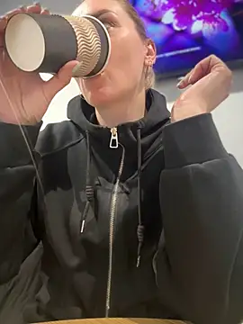 Snapshot of Crazy-Rosa chatting on 02.10.25 Crazy-Rosa online show from 02.10.25