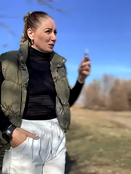 Snapshot of Crazy-Rosa chatting on 11.11.25 Crazy-Rosa online show from 11.11.25