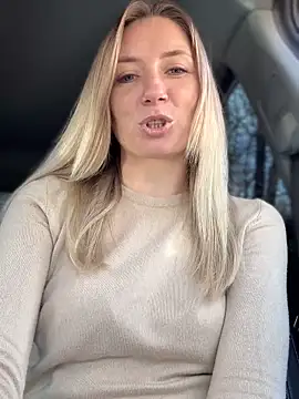 Snapshot of Crazy-Rosa chatting on 11.12.25 Crazy-Rosa online show from 11.12.25