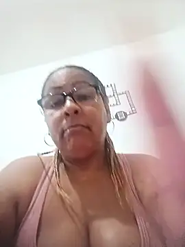 Snapshot of Afroditabichota chatting on 11.29.25 Afroditabichota online show from 11.29.25