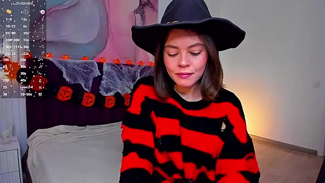 Snapshot of Kelly_Cuutie chatting on 10.24.25 Kelly Cuutie online show from 10.24.25