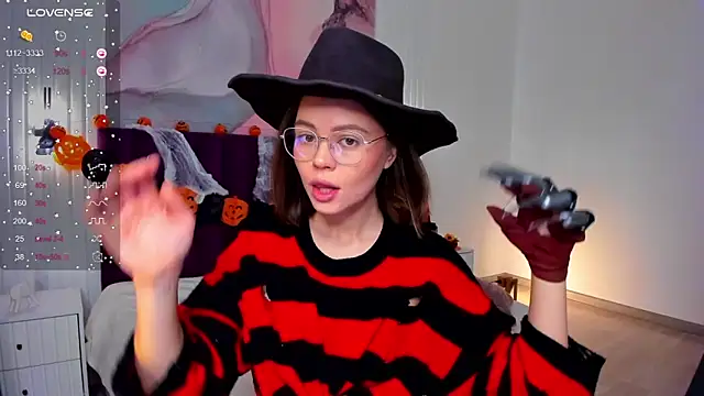 Snapshot of Kelly_Cuutie chatting on 10.25.25 Kelly Cuutie online show from 10.25.25