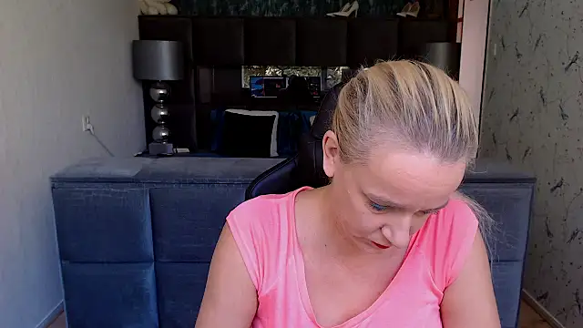 Snapshot of Wendysexyx chatting on 09.29.25 Wendysexyx online show from 09.29.25