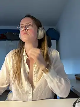 Snapshot of squirty_flirty chatting on 02.05.25 squirty flirty online show from 02.05.25