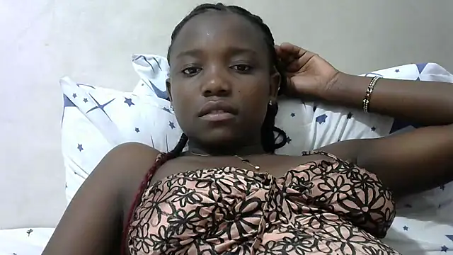 Snapshot of Latiffagodess chatting on 10.08.25 Latiffagodess online show from 10.08.25