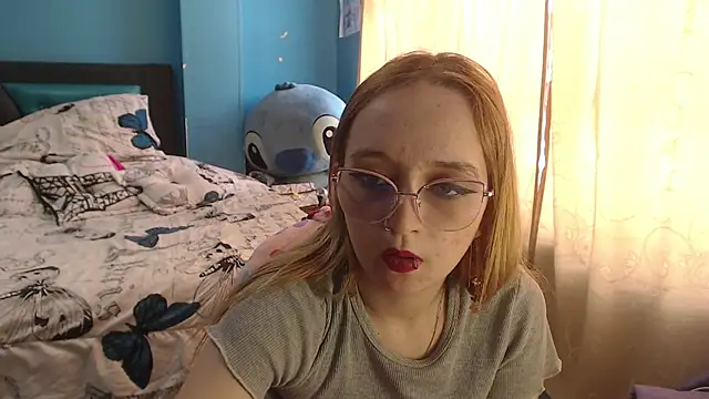 Liaroberts1 online show from 02.18.25