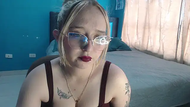 Liaroberts1 online show from 09.13.25