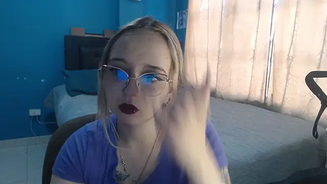 Liaroberts1 online show from 10.22.25