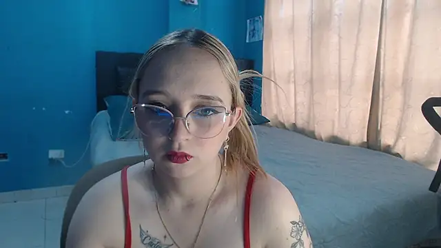 Liaroberts1 online show from 10.28.25