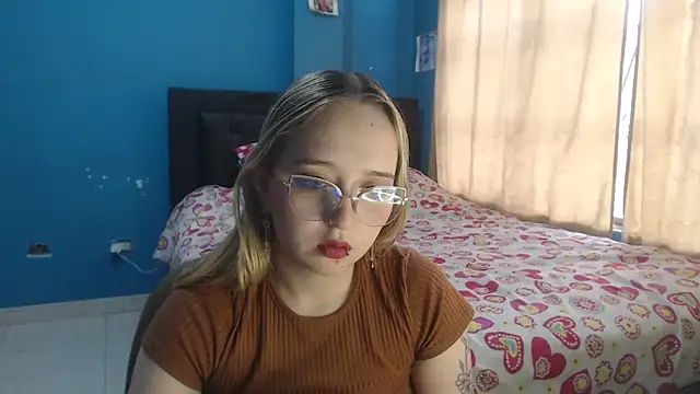 Liaroberts1 online show from 12.04.25